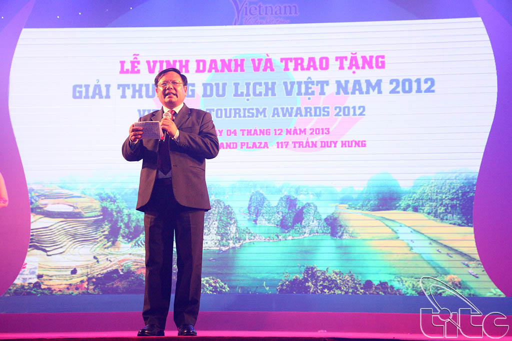 Tổng cục trưởng TCDL Nguyễn Văn Tuấn chúc mừng các doanh nghiệp lữ hành, khách sạn, hãng hàng không được vinh danh 
