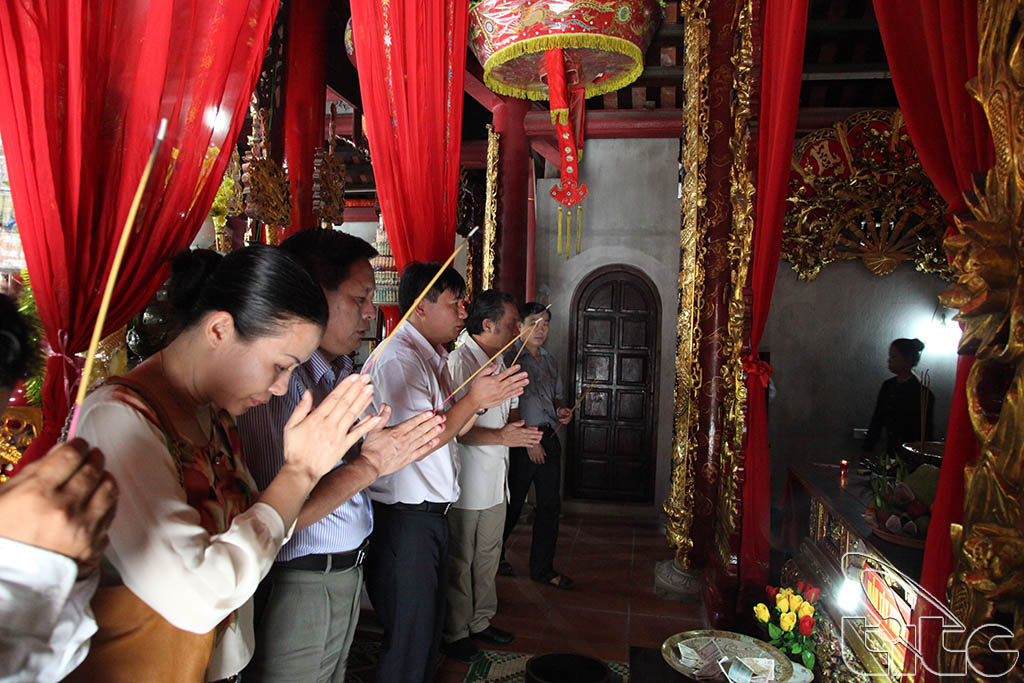 Thắp hương tại đền thờ Quốc Mẫu Tây Thiên