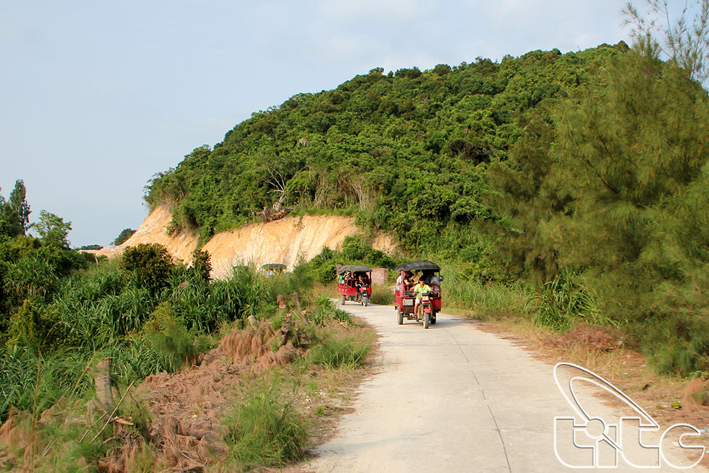 Tham quan đảo Minh Châu bằng xe túc túc