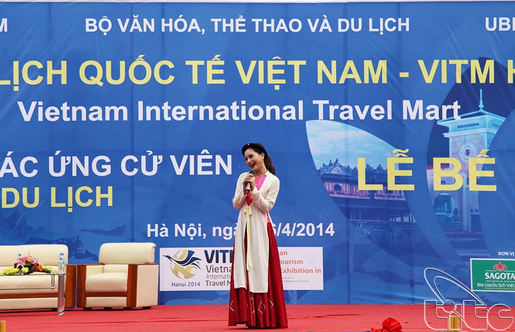 Diễn viên Lan Phương tại buổi giao lưu gặp gỡ các ứng cử viên Đại sứ Du lịch Việt Nam năm 2014