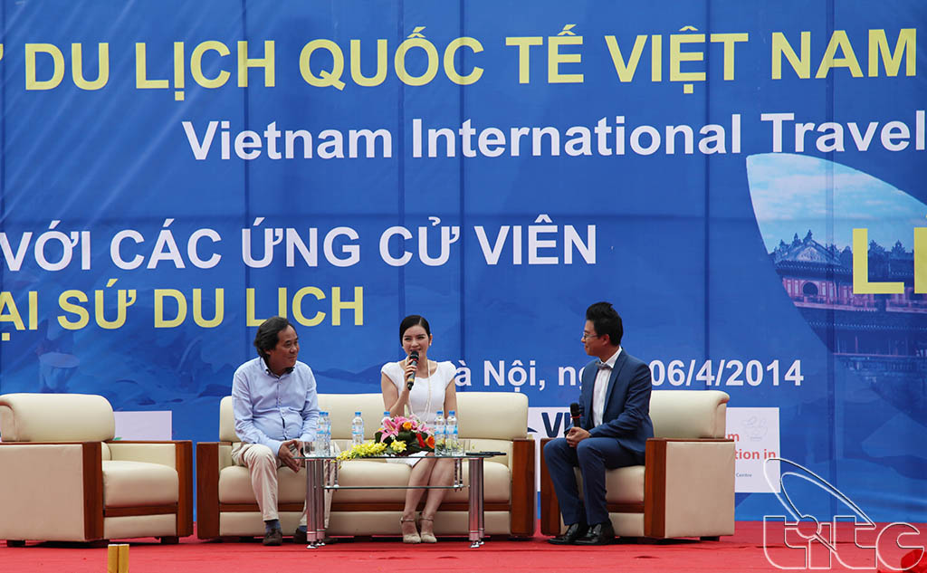 Cựu Đại sứ du lịch Việt Nam Lý Nhã Kỳ tại buổi giao lưu gặp gỡ các ứng cử viên Đại sứ Du lịch Việt Nam năm 2014