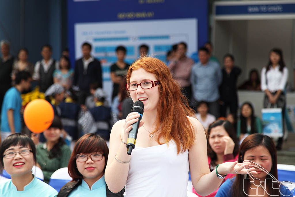 Khán giả nước ngoài quan tâm và đặt câu hỏi cho các ứng cử viên Đại sứ Du lịch Việt Nam năm 2014