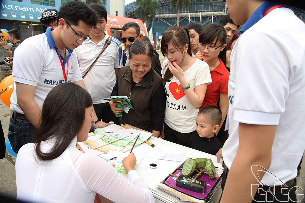 Người đẹp Du lịch Huỳnh Thị Ngọc Hân viết thư pháp tặng người hâm mộ tại buổi giao lưu gặp gỡ các ứng cử viên Đại sứ Du lịch Việt Nam năm 2014