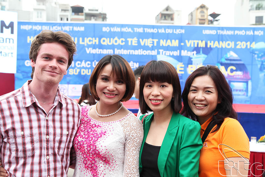 Giảng viên Anh ngữ Đỗ Thị Hồng Thuận chụp ảnh cùng người hâm mộ tại buổi giao lưu gặp gỡ các ứng cử viên Đại sứ Du lịch Việt Nam năm 2014