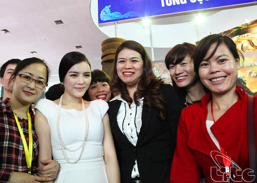 Cựu Đại sứ du lịch Việt Nam Lý Nhã Kỳ chụp ảnh cùng người hâm mộ tại buổi giao lưu gặp gỡ các ứng cử viên Đại sứ Du lịch Việt Nam năm 2014