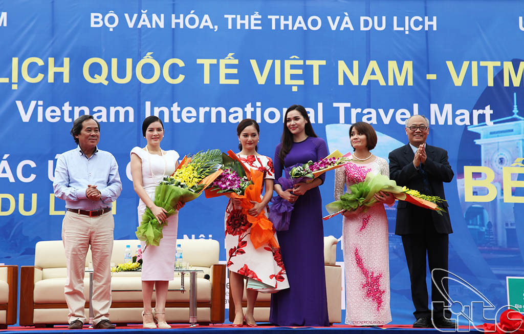 Ông Vũ Thế Bình - Phó Chủ tịch Hiệp hội Du lịch Việt Nam, Trưởng ban tổ chức tặng hoa và chụp ảnh lưu niệm với các ứng cử viên Đại sứ Du lịch Việt Nam 2014