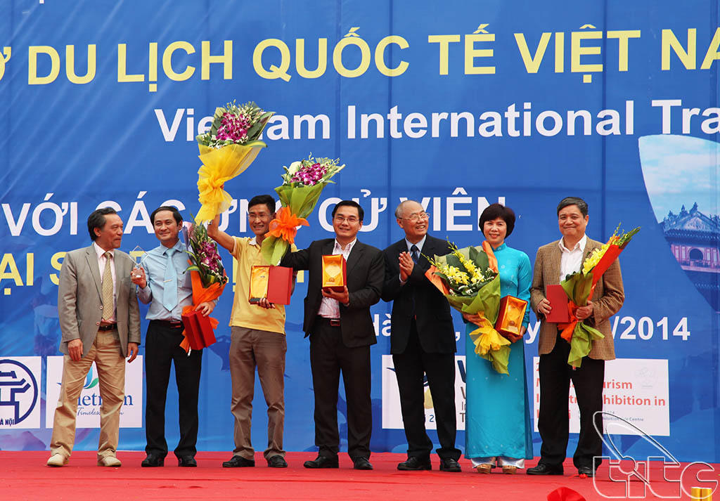 Lãnh đạo Tổng cục Du lịch và lãnh đạo Hiệp hội Du lịch Việt Nam trao giải thưởng cho các đơn vị tham gia Hội Chợ Du Lịch Quốc Tế Việt Nam - VITM Hà Nội 2014