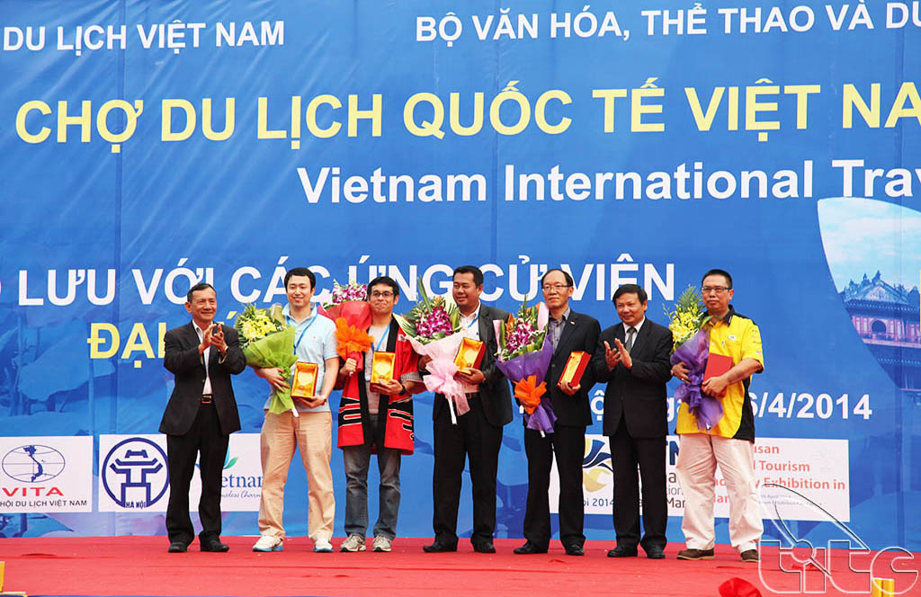 Lãnh đạo Tổng cục Du lịch và lãnh đạo Hiệp hội Du lịch Việt Nam trao giải thưởng cho các đơn vị tham gia Hội Chợ Du Lịch Quốc Tế Việt Nam - VITM Hà Nội 2014