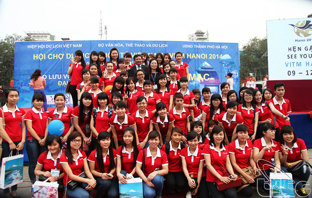 Sinh viên đại học Phương Đông chụp ảnh lưu niệm tại Hội Chợ Du Lịch Quốc Tế Việt Nam - VITM Hà Nội 2014