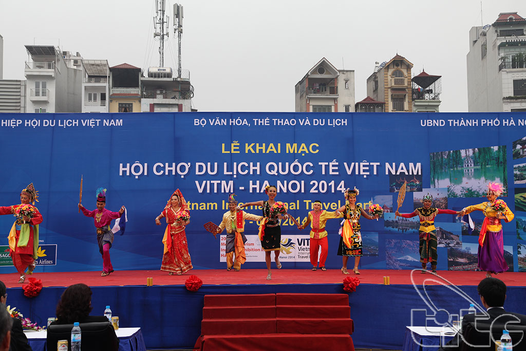 Tiết mục văn nghệ của đoàn nghệ thuật Malaysia tại Lễ Khai mạc Hội chợ Du lịch Quốc tế Việt Nam - VITM Hà Nội 2014