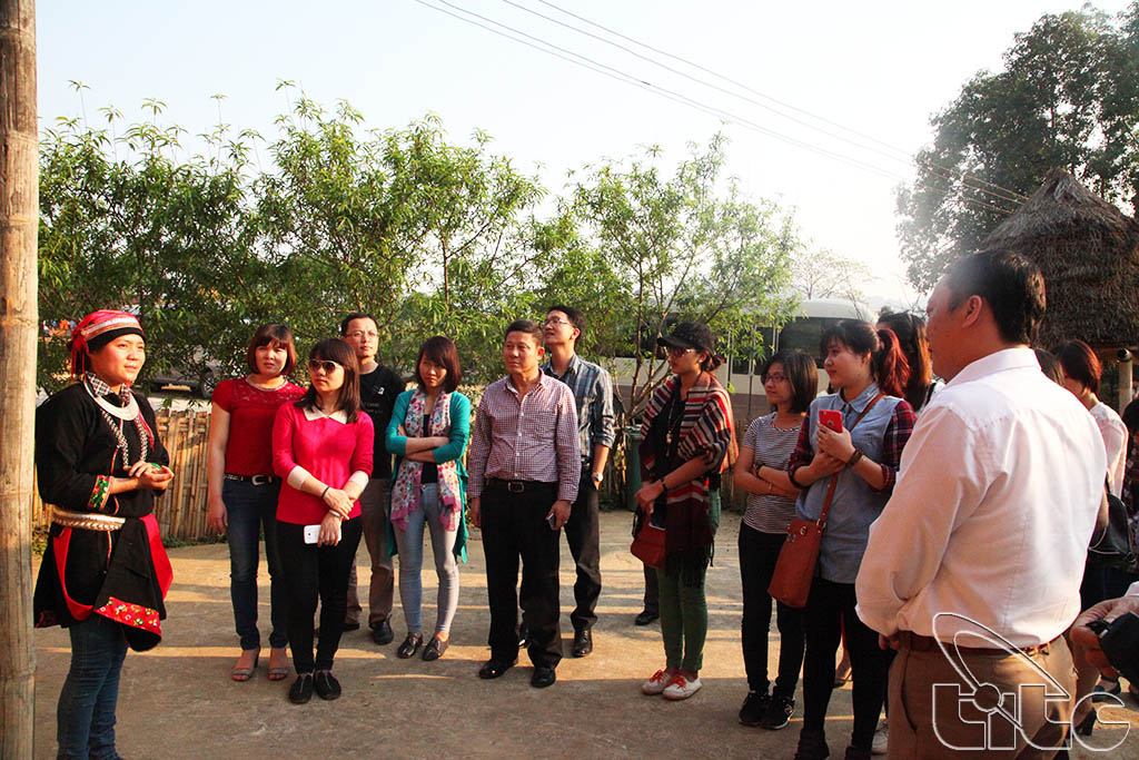 Đoàn nghe giới thiệu về Làng Văn hóa dân tộc thôn Nặm Đăm