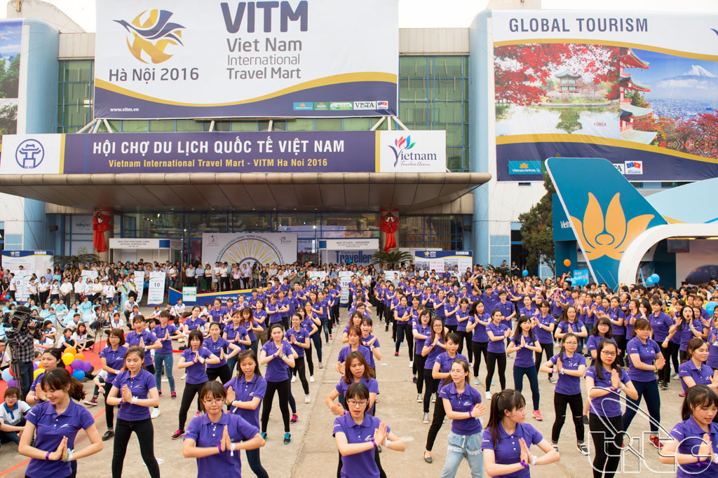 Sinh viên Đại học Kinh tế quốc dân tham gia lễ phát động chiến dịch nâng cao hình ảnh du khách Việt