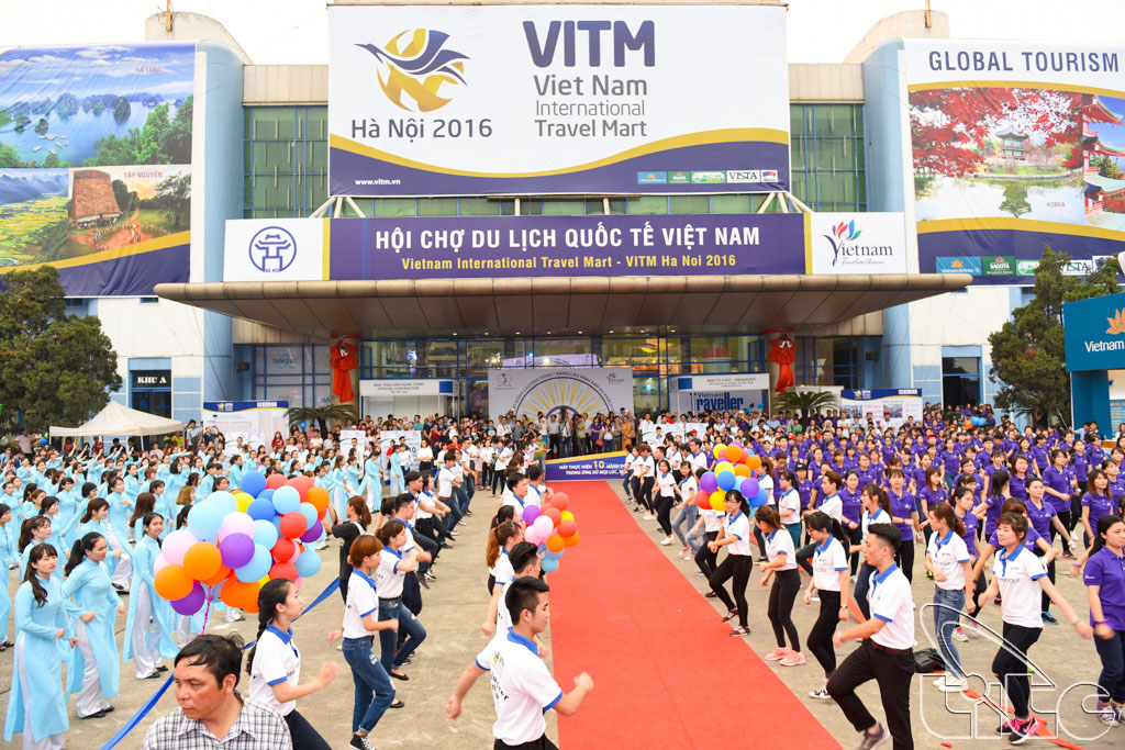 Hơn 2000 sinh viên du lịch tham gia tiết mục nhảy đồng diễn, hưởng ứng lễ phát động chiến dịch nâng cao hình ảnh du khách Việt