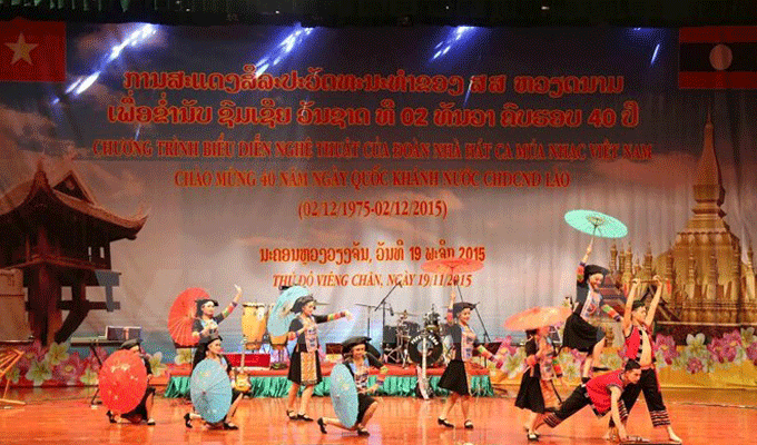 Des artistes vietnamiens saluent la Fête nationale du Laos