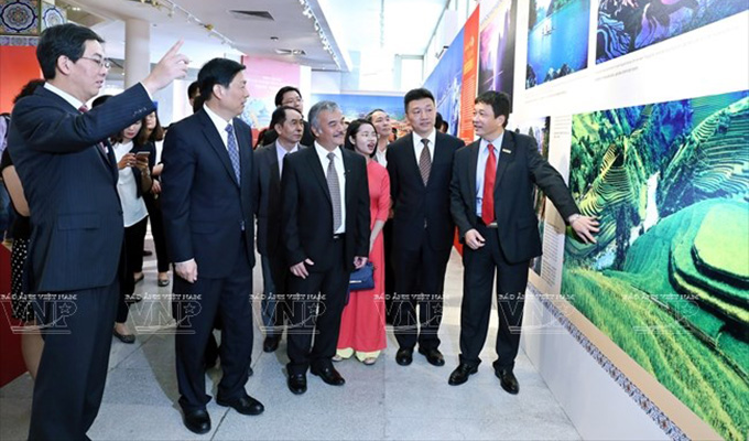 Ouverture de l'exposition de photos "Beau Viet Nam-Belle Chine"