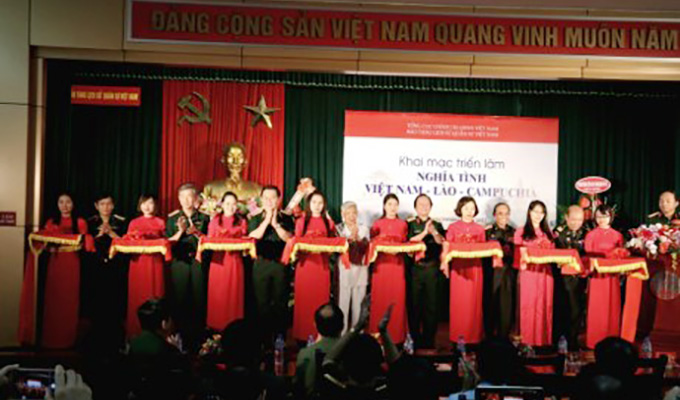 Exposition sur l’amitié entre le Viet Nam, le Laos et le Cambodge