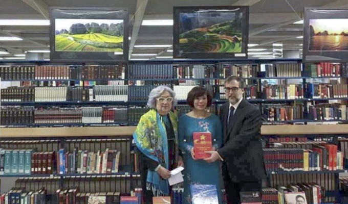 Mexique: exposition de photos et livres sur le Viet Nam