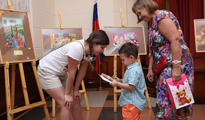 Exposition de peintures célébrant la Journée russe de la famille, de l’amour et de la fidélité