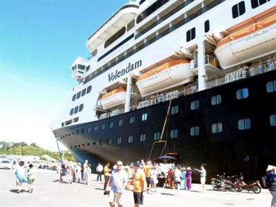 Tàu du lịch Volendam đưa khách đến Nha Trang
