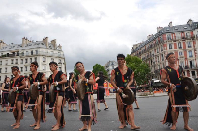 Âm thanh cồng chiêng Tây Nguyên khuấy động Carnaval nhiệt đới Paris