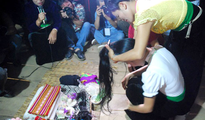 Tái hiện lễ búi tóc ngược của đồng bào dân tộc Thái tại “Ngôi nhà chung”