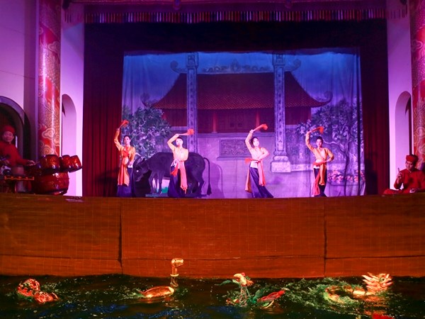 Chèo et marionnettes sur l’eau croisent sur scène