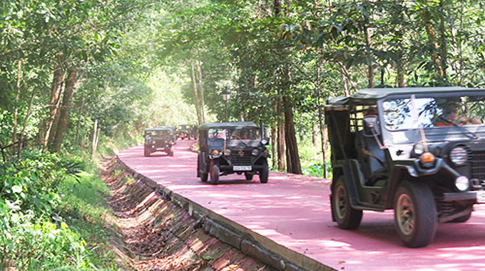 Đón đoàn khách tham quan Mỹ Sơn (Quảng Nam) bằng xe Jeep
