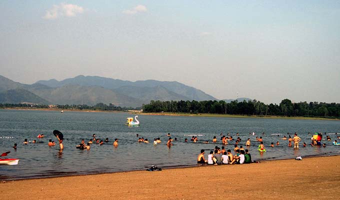 Nắng nóng, du khách nhiều nơi đổ về hồ Đại Lải (Vĩnh Phúc)