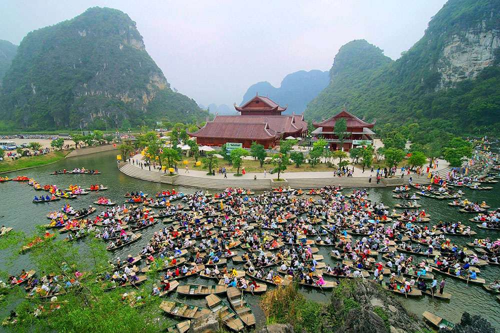 Trang An Wharf in the festival opening day (Ninh Binh Province) - Photographer: Phung Trieu