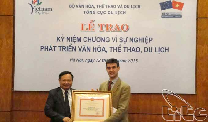 Remise de médaille « Pour l’oeuvre de la Culture, des Sports et du Tourisme » au Premier secrétaire de la Délégation de l'UE au Viet Nam 
