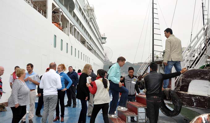 Tàu biển du lịch quốc tế Seabourn Sojourn "xông đất" Hạ Long