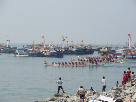 Lễ hội đua thuyền đầu năm trên biển