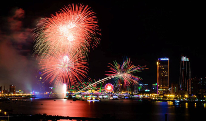 Đà Nẵng: Trình diễn pháo hoa Quốc tế trên xà lan giữa sông Hàn