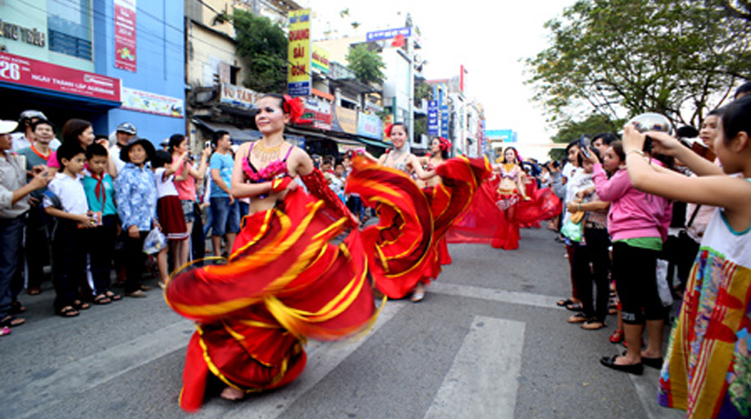 Lễ hội đường phố “Di sản với sắc màu văn hóa”