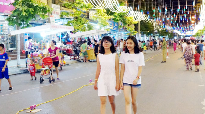 Hấp dẫn phố đi bộ Trần Phú ở Móng Cái (Quảng Ninh)