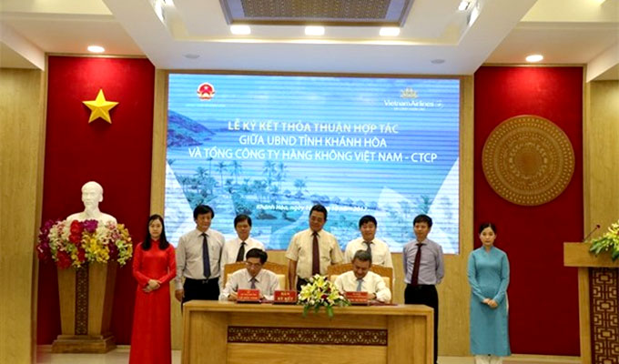 Vietnam Airlines, Khanh Hoa sign agreement on tourism development