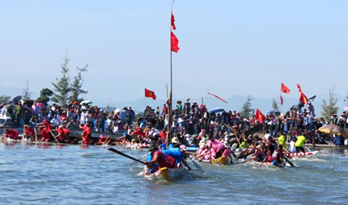 Tưng bừng lễ hội đua thuyền làng Thai Dương