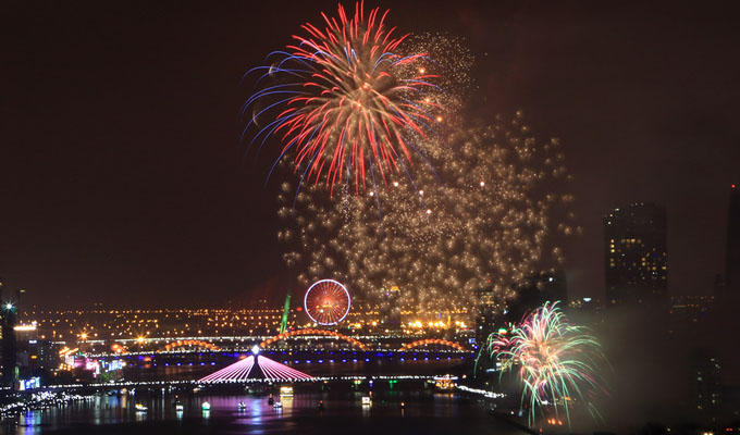 Da Nang shines on fireworks festival’s opening night