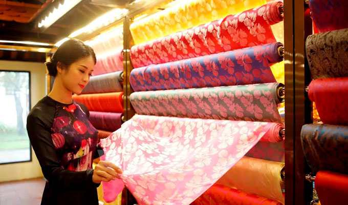 Festival Tơ lụa - Thổ cẩm Việt Nam và thế giới 2017: Tôn vinh giá trị văn hóa nghề tơ tằm