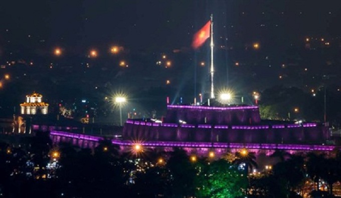 La tour au drapeau de Huê éclaircie en lumières