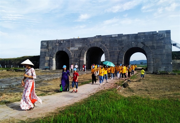 Kích cầu Du lịch: Di sản Văn hóa thế giới Thành nhà Hồ giảm giá vé cho khách tham quan