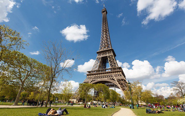 Tháp Eiffel chào đón những vị khách đầu tiên sau 3 tháng đóng cửa