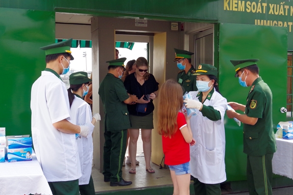 Bộ đội Biên phòng TP Hồ Chí Minh phát khẩu trang miễn phí cho khách du lịch 
