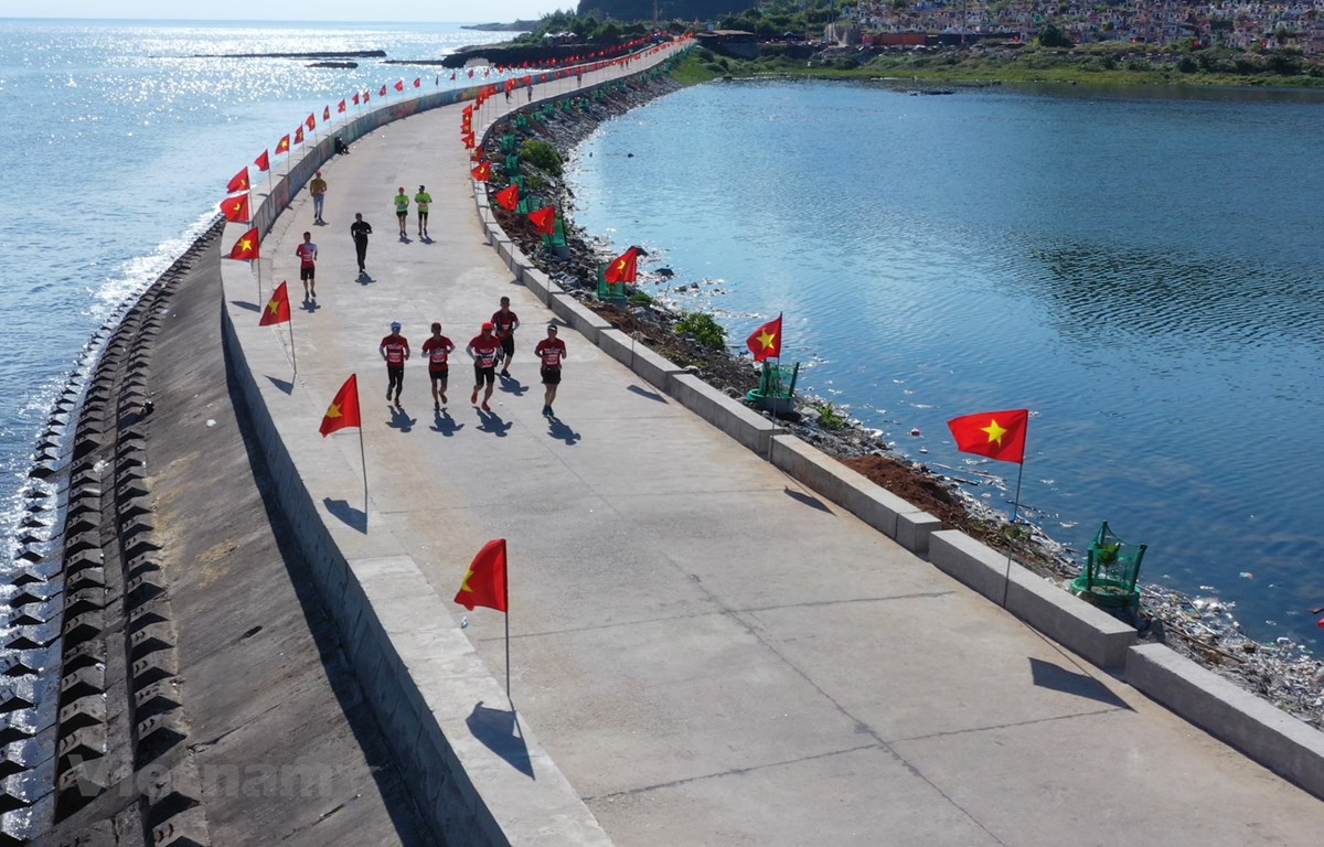 Quảng Ngãi: Mãn nhãn với cung đường Marathon tuyệt đẹp trên đảo Lý Sơn