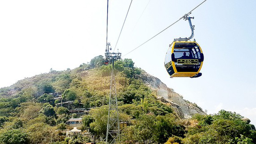 Sam Mountain cable car system inaugurated in An Giang Province