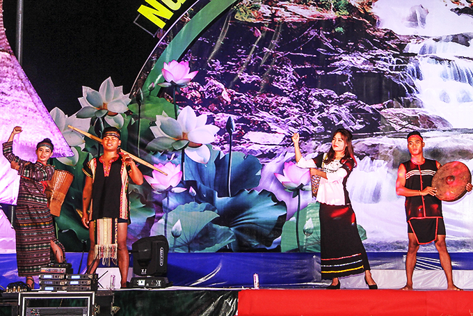 Khánh Hòa: Giữ bản sắc trang phục truyền thống của đồng bào dân tộc
