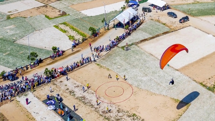 National Paragliding Club Championship held in Ly Son island
