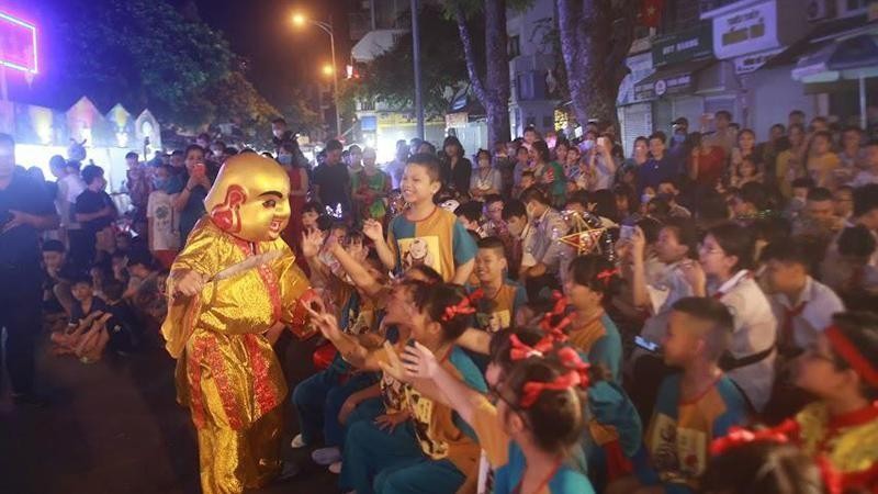 People flock to entertainment areas in Hanoi during national day holiday