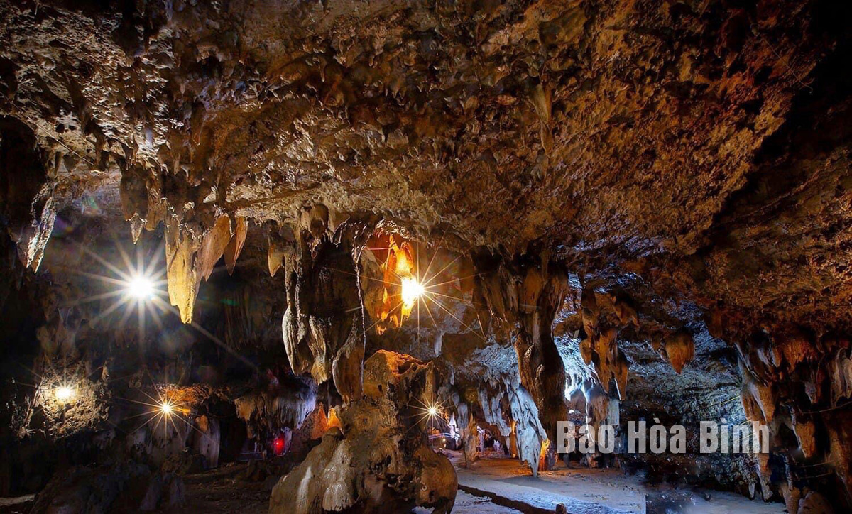 Exploring Tien Phi cave – national landscape site of Hoa Binh