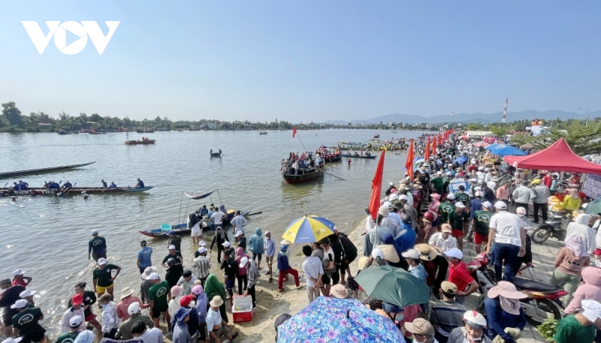 Nô nức xem đua thuyền truyền thống trên sông Chợ ở Quảng Nam